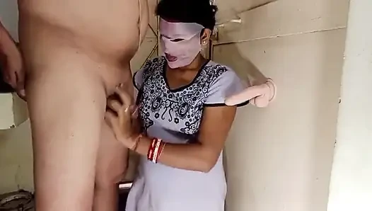 Istri nakal ini lagi asik muasin memeknya pakai dildo dan kontol besar