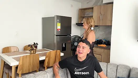 Arkadaşımın üvey annesi büyük götüyle beni baştan çıkarıyor ve yarağımı içine sokmak istiyor.