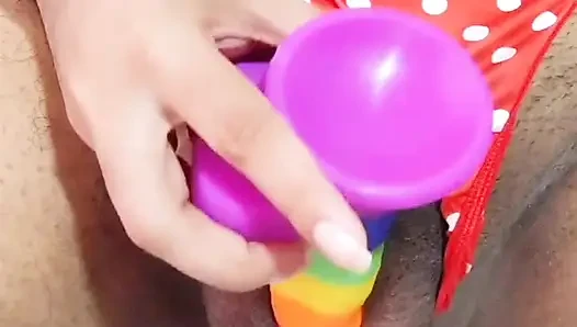 Aku suka bermain dengan memek besarku