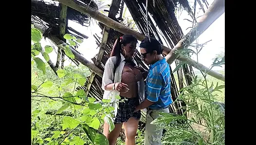Pengendara sepeda motor tua dengan nikmat menjilati memek putri tirinya yang semok