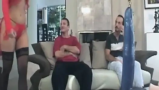Olgun esmer orta yaşlı seksi kadın büyük oyuncaklar tarafından genişletiliyor
