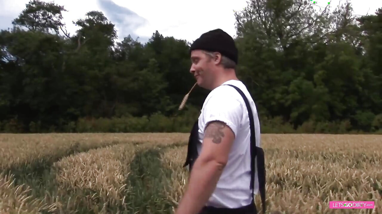 다른 섹스를 지켜보고 섹시한 금발에서 순간을 얻는 재미있는 친구