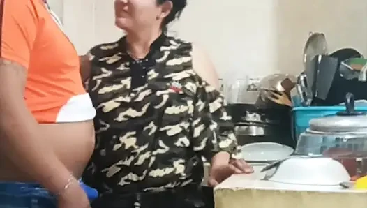 Hizmetçiyle mutfakta sikişiyor