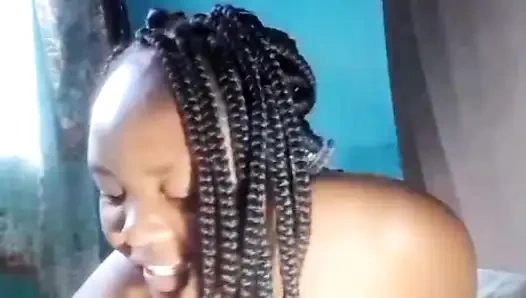 Pertunjukan memek cewek kulit hitam dengan pantat bahenol