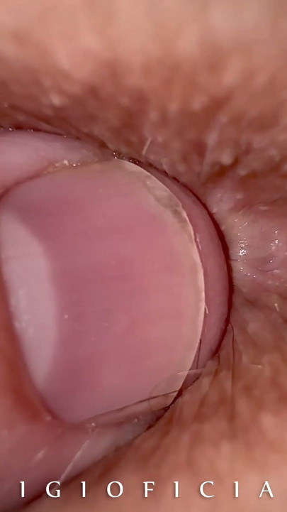 Aşırı yakın çekim: orta yaşlı seksi kadın domalarak duruyor. Göt deliğinden hoşlanmanın tadını çıkarmanı istiyor! | Klip 1
