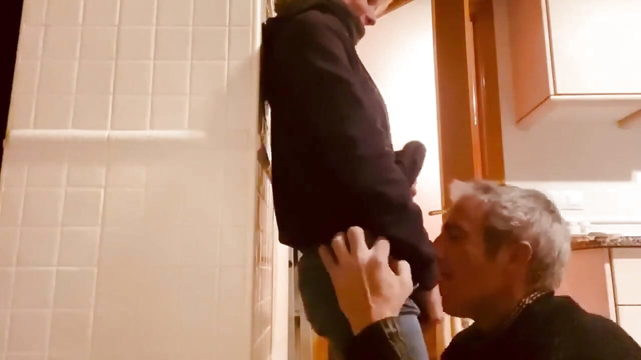 Horny Wife Eating Pussy in Kitchen, Horny, Against the Column I Put Him on His Knees to Suck Sweet Pussy