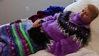 Suéter fetiche con Mohair y Ángora. En una cama con varios de mis suéteres fetiche para divertirse un poco.