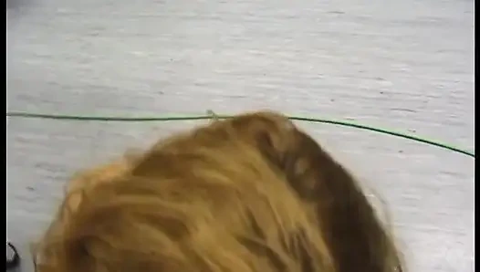 Зрелая блондинка сосет его член