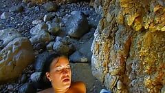 Vlezige dikke kont Canadese vrouw en haar mannelijke vriend hebben seks op het strand