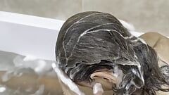 Lavando o cabelo no banho