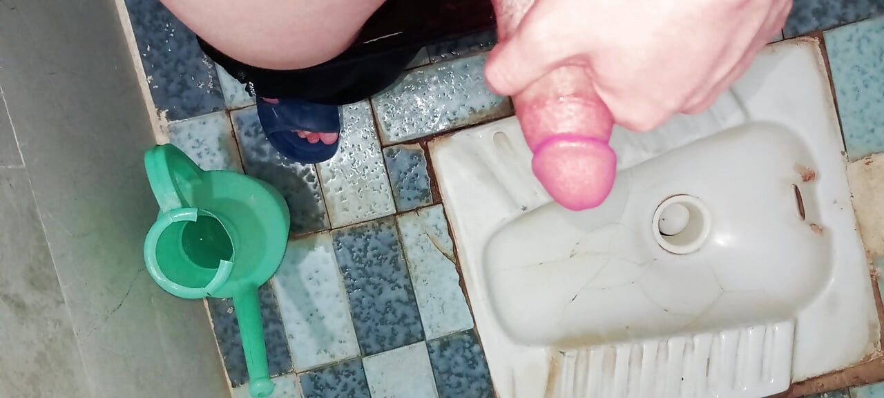 Horny solo jerk off in the toilet - ending with a hot cumshot💦