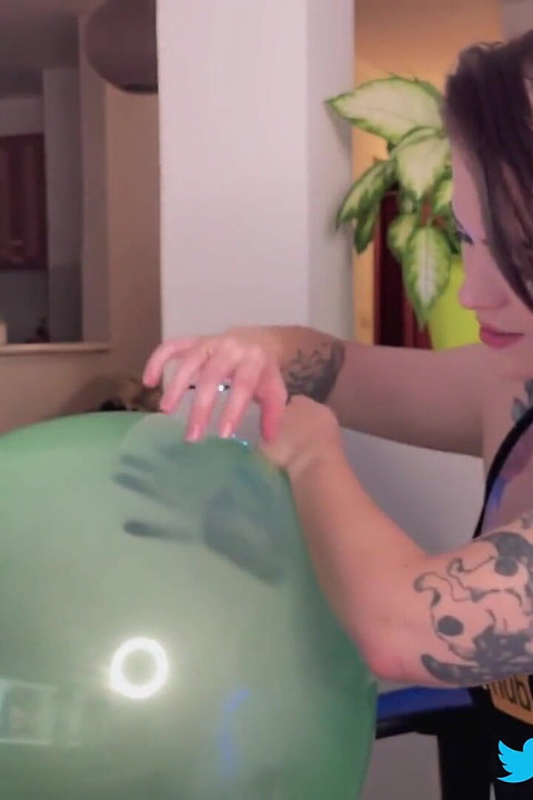 거대한 녹색 풍선 팽창