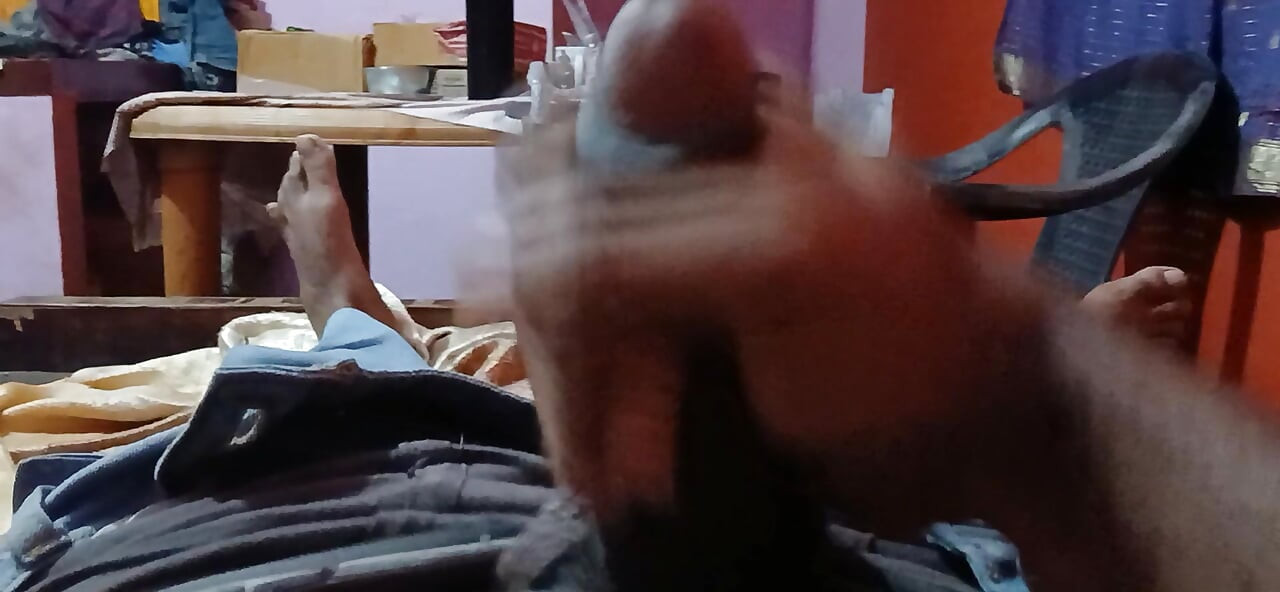 Amatorska sesja solo z masowaniem kutasa w łóżku, tatusiowy kutas, amatorska masturbacja, ręczna robota, wielki tatusiowy kutas