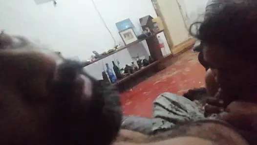 Гигантский хуй свекора свисает под его саром для падчерицы