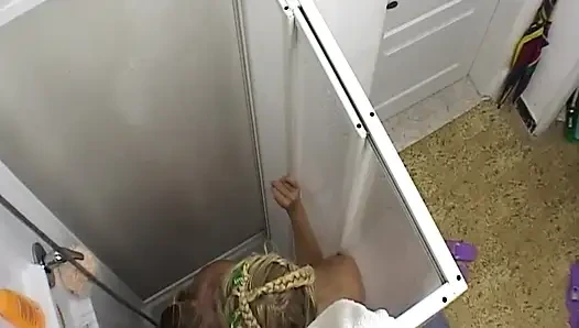 Zwei blondinen in der nassen dusche berühren und körperspiele