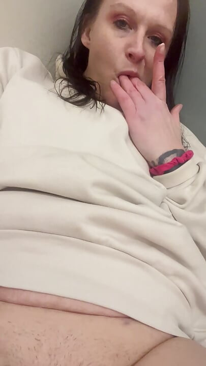 Βοηθός φροντίδας χύνει σε δημόσια τουαλέτα στο διάλειμμα