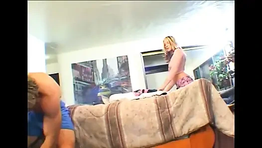 İri göğüslü sarışın orta yaşlı seksi kadın büyük amatör bir yarakla sikiliyor ve ağzına boşalıyor