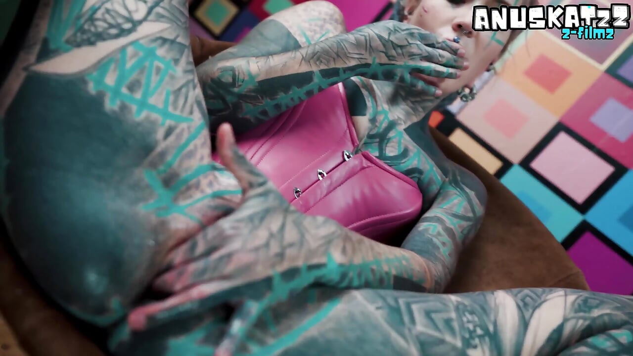 Ngentot pantat gaya doggy pakai mainan seks metal tebalku