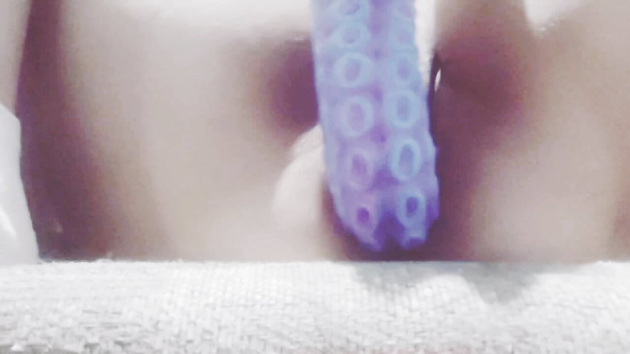 Heet milf gebruikt gigantische 50cm dildo Deel 2