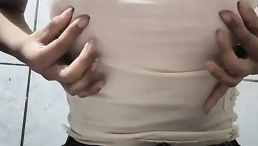 Süße in roten dessous zeigt alles und berührt sich selbst