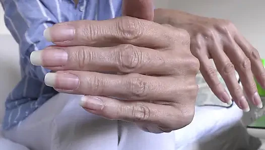 Элегантные летние руки, представленные леди Викторией Валенте