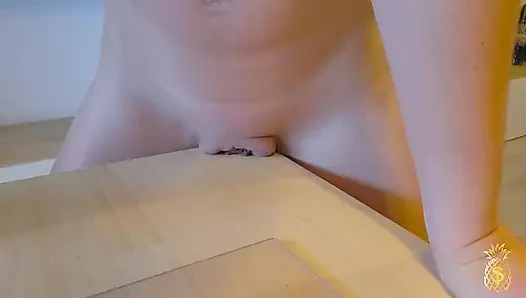 Orgazm olana kadar amcığımı okşuyor