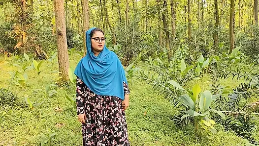 Outdoor sex. While walking in the jungle, he took an Indian Bengali beautiful girl home and fucked her hard. Video Part-01
