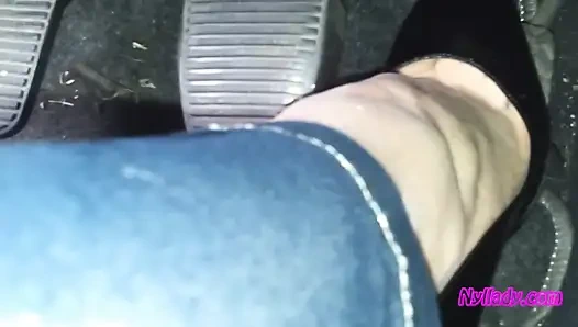 Fahren und revving in schwarzen pumps auf nacktem fuß