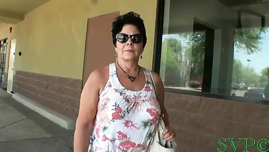 Tante girang semok kulit putih lagi asik merokok & berpose