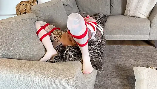 Sandy Candie askıya alınıyor ve bir yarak tarafından sert sikiliyor.