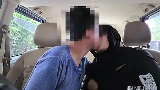 Tesettürlü kız kiralık arabada erkek arkadaşının emiyor - minokiiko
