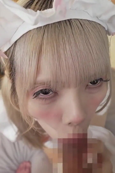 오늘 밤 멈출 수 없는 격렬한 만남에서 평정심을 잃는 날씬한 금발