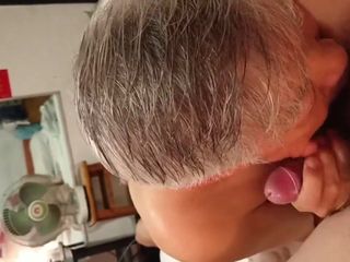 Mooie Chinese opa houdt van pik zuigen