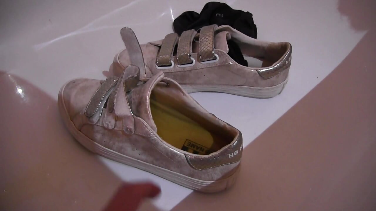 La zapatilla izquierda de Marion follada por completo meada y semen