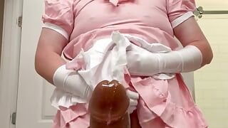 Sissy Kyle lutscht sperma von einem dildo