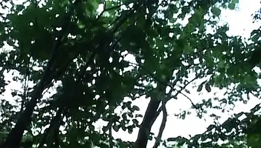 İtalyan amatör esmer kırsalda iki yarakla sikişiyor