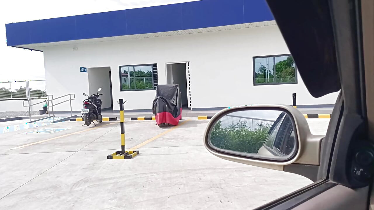 FUTAI VIRAL CU O ȘCOLĂRIȚĂ MINIONĂ ÎN BENZINĂRIA PUBLICĂ