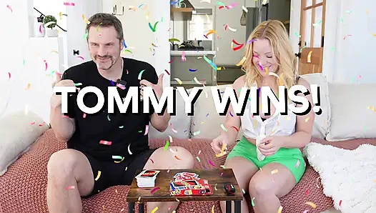 Büyük memeli sarışın orta yaşlı seksi kadın twister oynuyor ve sikiliyor - Tom Games Pod