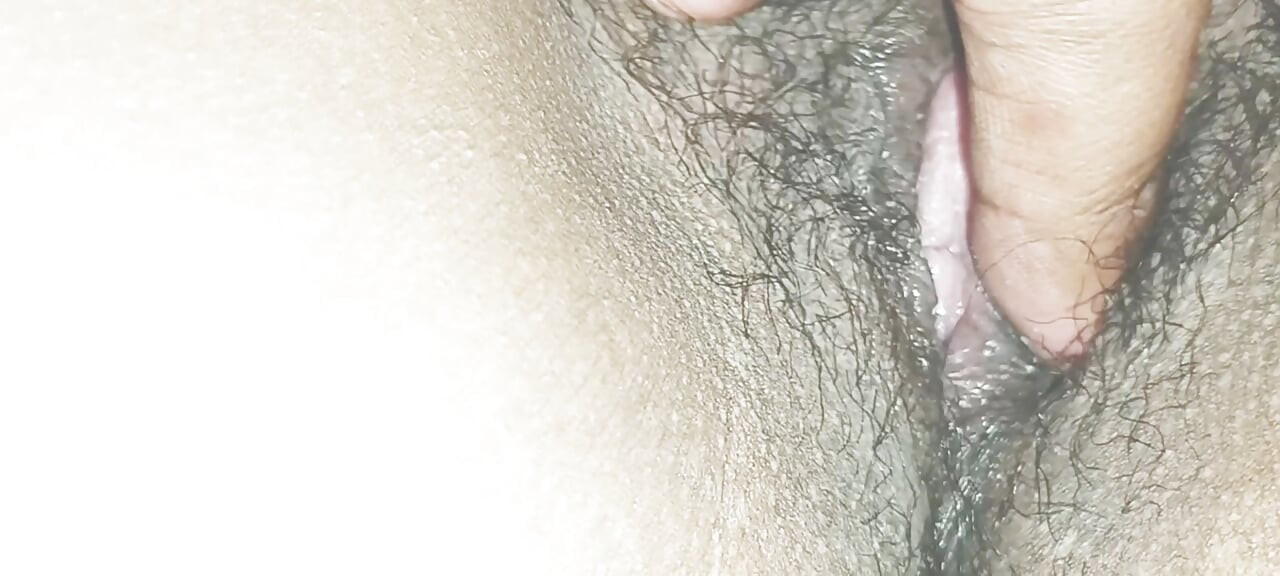 Pinay kız arkadaş ben amını oynarken porno izliyor