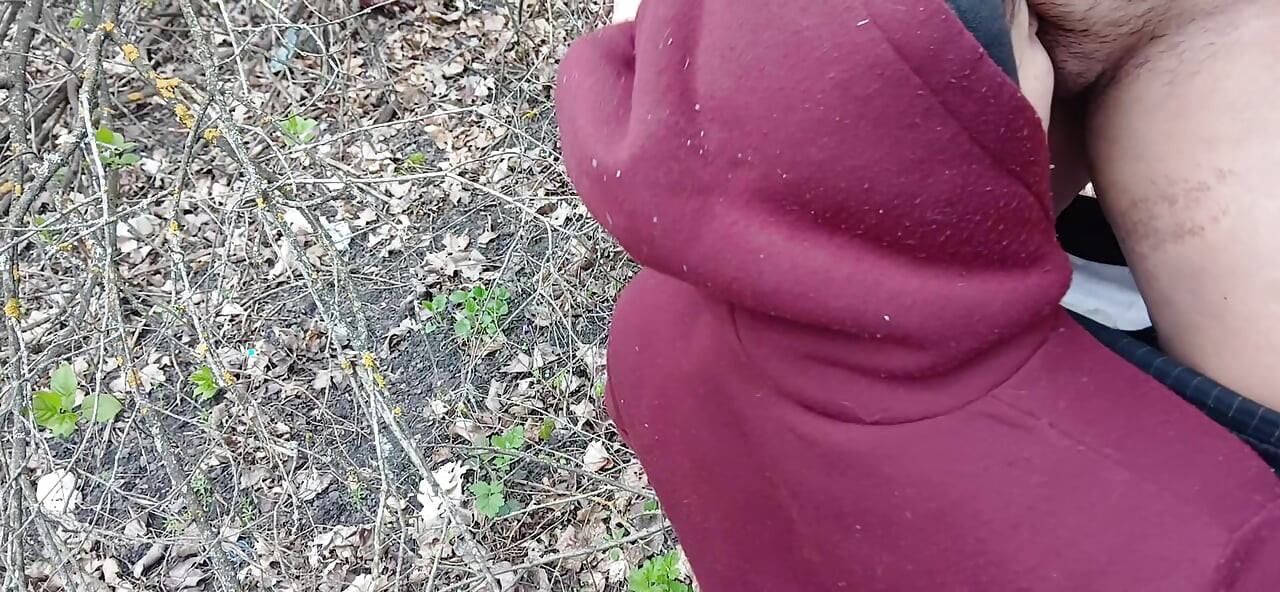 Eu faço xixi e fodo meu amante na boca na floresta para que minha esposa não nos pegue