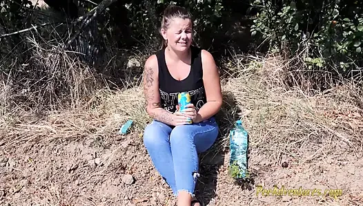 Natursekt auf einem feld von mais - bepisst sich, während sie mit ihrem freund am telefon spricht