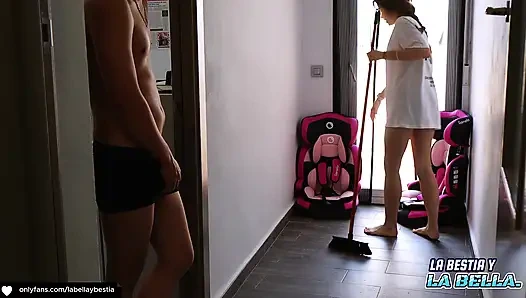 Meine nymphomanische nachbarin kommt in mein zimmer und wir haben am ende harten sex