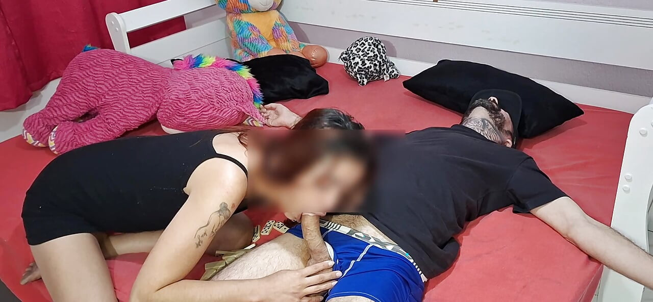 Stieftochter ohne höschen spielt mit ihrem stiefvater dominoes
