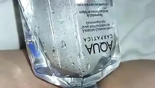 Vajinaya Bir Şişeden Su Koy