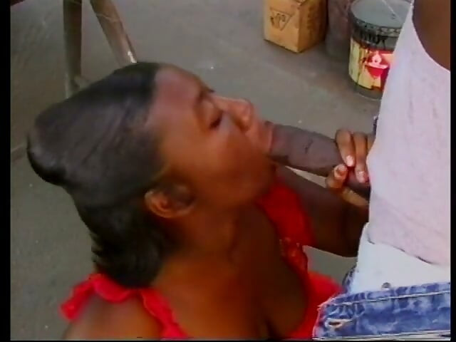 Negra milf come polla antes de ser follada por detrás