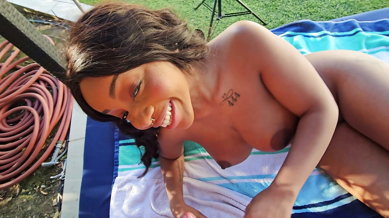 Deusa Ebony com Tetas Naturais Enormes a Foder um Grande Pau Branco
