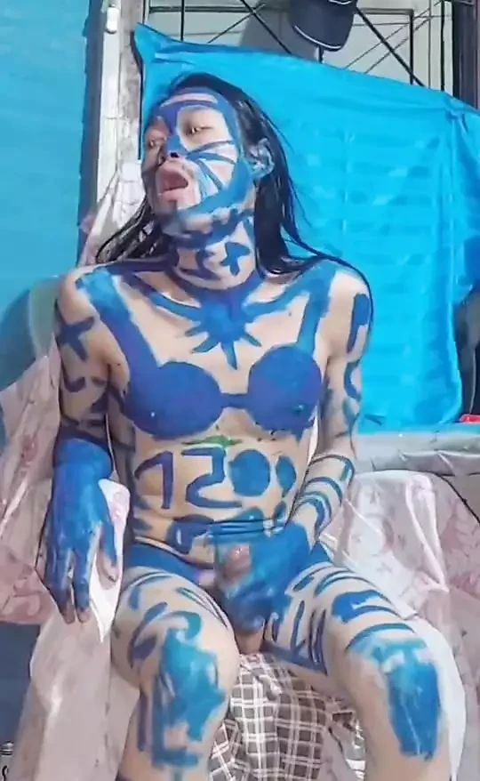 惩罚年轻的浩。抓住油漆很有趣。