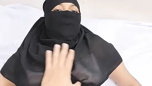 Pacar cantik berhijab ngentot menikmati video waktu.