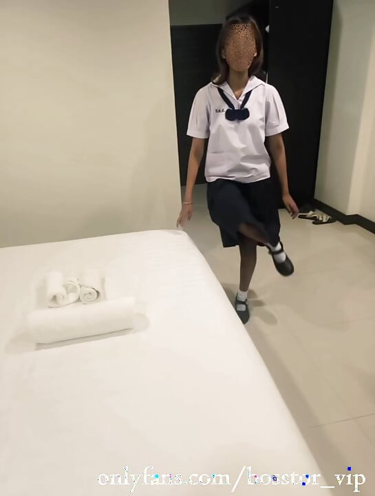 Vedere la persoana 1 cu studentă thailandeză (în spatele scenei)