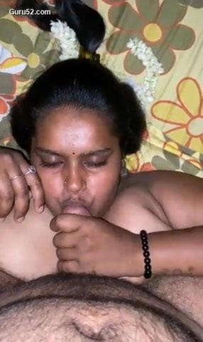 Desi big boob bhabi sucking lover‘s cock